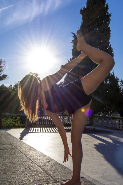 Bella ballerina che fa esercizi per ballare all'aperto — Foto Stock