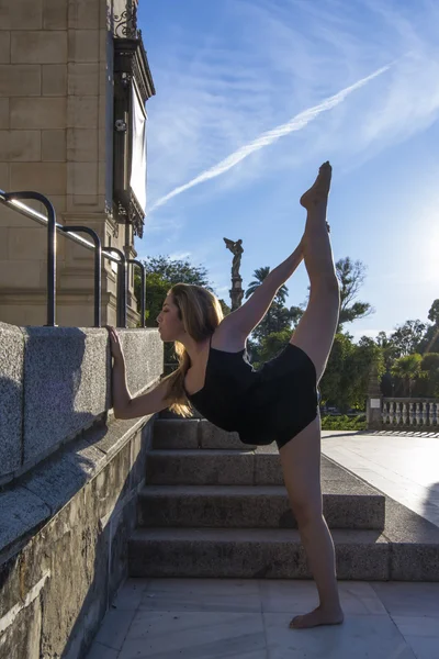 Prachtige ballerina doen oefeningen voor buitenshuis dansen — Stockfoto