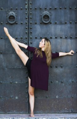 Güzel balerin açık havada dans için egzersizleri yapıyor