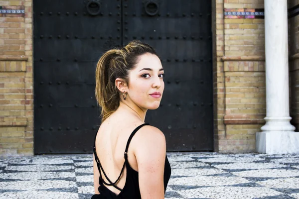 Prachtige ballerina doen oefeningen voor buitenshuis dansen — Stockfoto