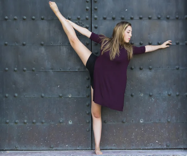 Beautiful ballerina doing exercises for dancing outdoors — Stock Photo, Image