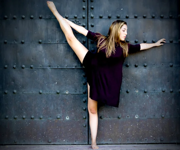 Beautiful ballerina doing exercises for dancing outdoors — Stock Photo, Image