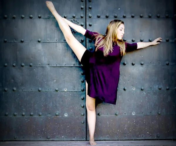 Hermosa bailarina haciendo ejercicios para bailar al aire libre — Foto de Stock