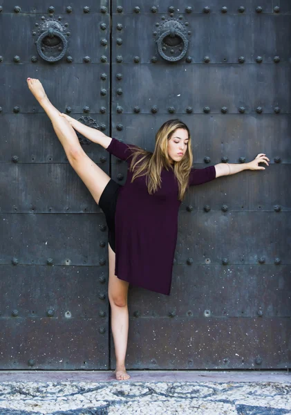 Beautiful ballerina doing exercises for dancing outdoors — Stock Photo, Image