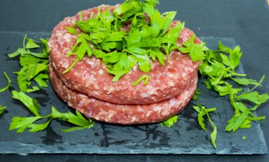Maydanoz üzerinde taş mazisi ile ham hamburger