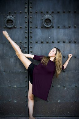 Güzel balerin açık havada dans için egzersizleri yapıyor