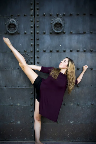 Beautiful ballerina doing exercises for dancing outdoors — Stock Photo, Image