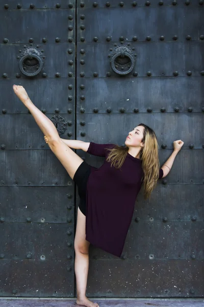 Beautiful ballerina doing exercises for dancing outdoors — Stock Photo, Image