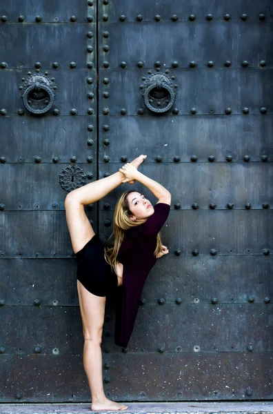 Prachtige ballerina doen oefeningen voor buitenshuis dansen — Stockfoto