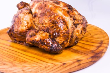 Beyaz arka planda ahşap tepside kızarmış tavuk.