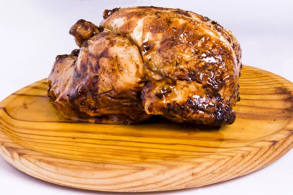 Pollo Asado Una Bandeja Madera Sobre Fondo Blanco —  Fotos de Stock