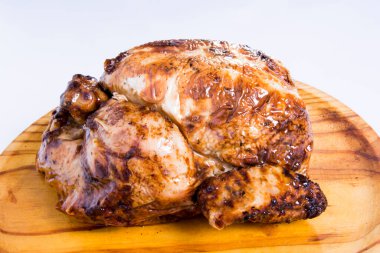 Beyaz arka planda ahşap tepside kızarmış tavuk.
