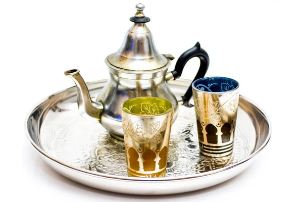 白底托盘上的一组茶壶和一杯东方茶 免版税图库图片