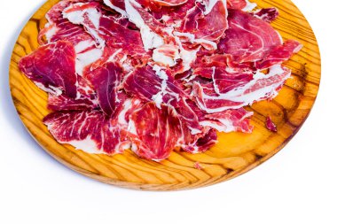 Beyaz arka planda ahşap tepside jambon parçaları.