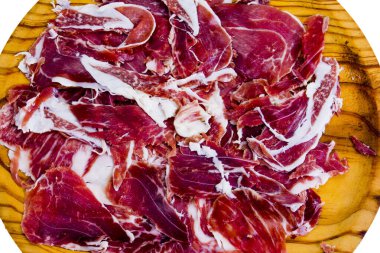 Beyaz arka planda ahşap tepside jambon parçaları.