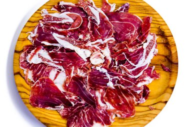 Beyaz arka planda ahşap tepside jambon parçaları.