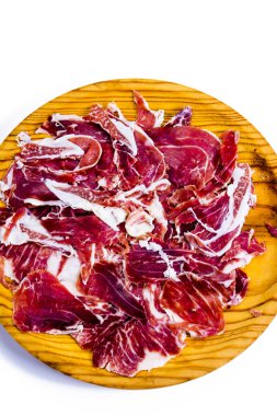 Beyaz arka planda ahşap tepside jambon parçaları.