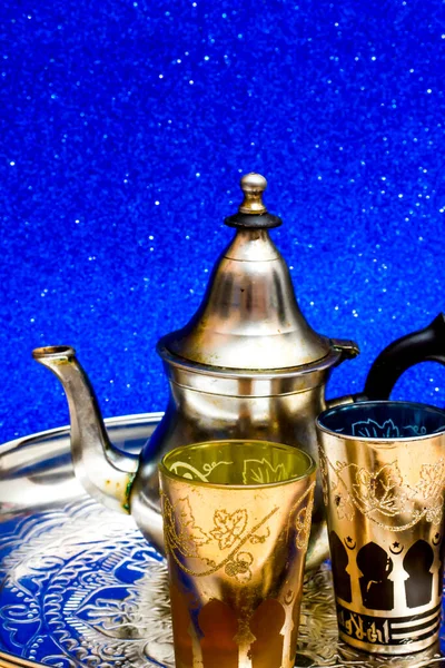 Bir Grup Çaydanlık Bir Bardak Oryantal Çay Mavi Arka Plandaki — Stok fotoğraf