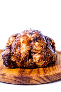 Beyaz arka planda ahşap tepside kızarmış tavuk.
