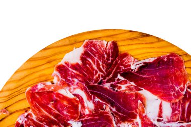 Beyaz arka planda ahşap tepside jambon parçaları.