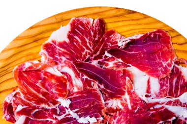 Beyaz arka planda ahşap tepside jambon parçaları.