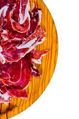 Beyaz arka planda ahşap tepside jambon parçaları.