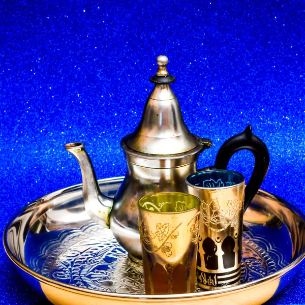 Bir Grup Çaydanlık Bir Bardak Oryantal Çay Mavi Arka Plandaki — Stok fotoğraf