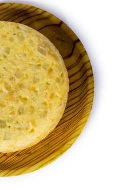 Beyaz arka planda tahta tepside İspanyol omleti.