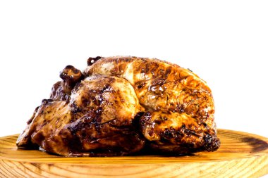 Beyaz arka planda ahşap tepside kızarmış tavuk.