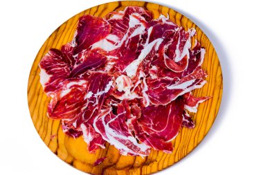 Beyaz arka planda ahşap tepside jambon parçaları.