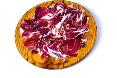 Beyaz arka planda ahşap tepside jambon parçaları.