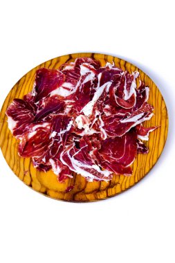 Beyaz arka planda ahşap tepside jambon parçaları.