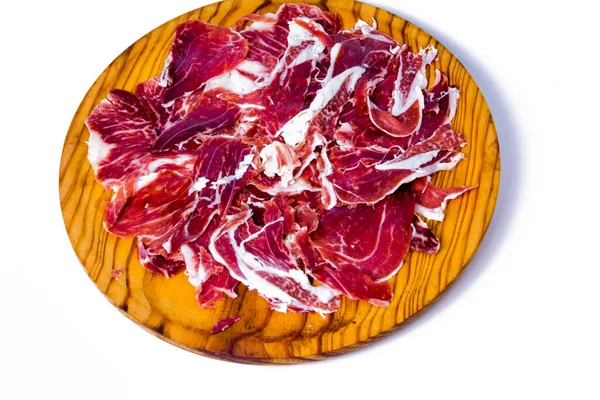 Beyaz arka planda ahşap tepside jambon parçaları.