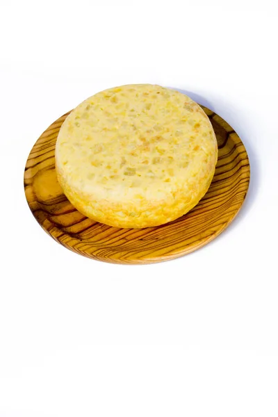 Omelete Espanhol Uma Bandeja Madeira Sobre Fundo Branco — Fotografia de Stock