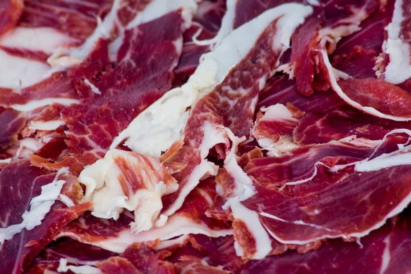 Typisch Spanische Schmackhafte Portionen Schinken Auf Hölzernem Tablett Auf Weißem — Stockfoto