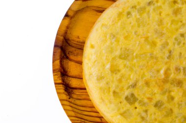 Beyaz arka planda tahta tepside İspanyol omleti.