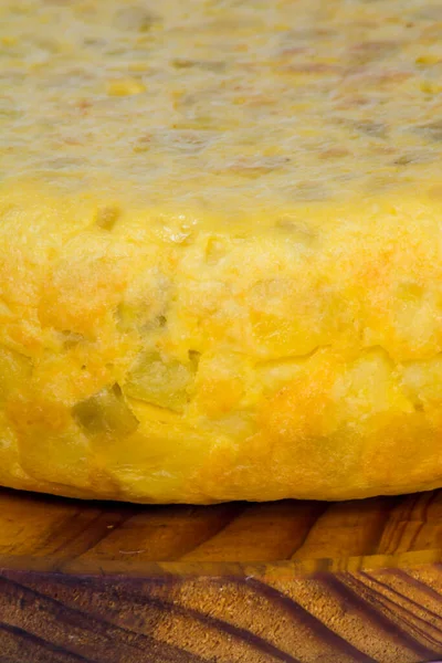 Tortilla Española Sobre Bandeja Madera Sobre Fondo Blanco — Foto de Stock