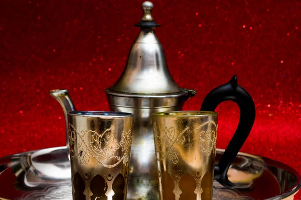 Bir Grup Çaydanlık Bir Bardak Oryantal Çay Kırmızı Arka Planda — Stok fotoğraf