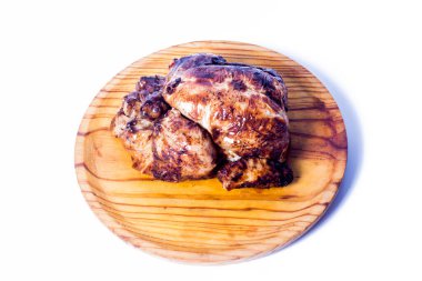 Beyaz arka planda ahşap tepside kızarmış tavuk.