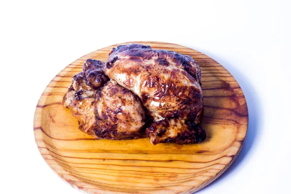 Pollo Asado Una Bandeja Madera Sobre Fondo Blanco —  Fotos de Stock