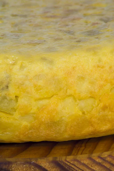 Tortilla Española Sobre Bandeja Madera Sobre Fondo Blanco — Foto de Stock