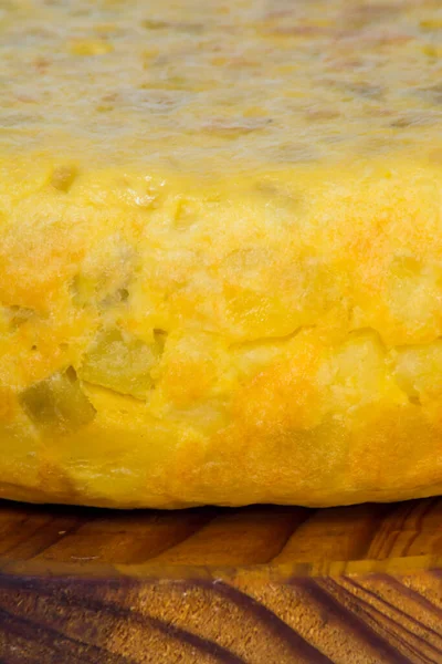 Tortilla Española Sobre Bandeja Madera Sobre Fondo Blanco — Foto de Stock