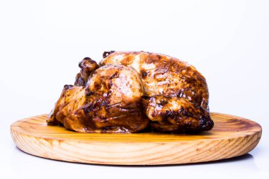 Beyaz arka planda ahşap tepside kızarmış tavuk.