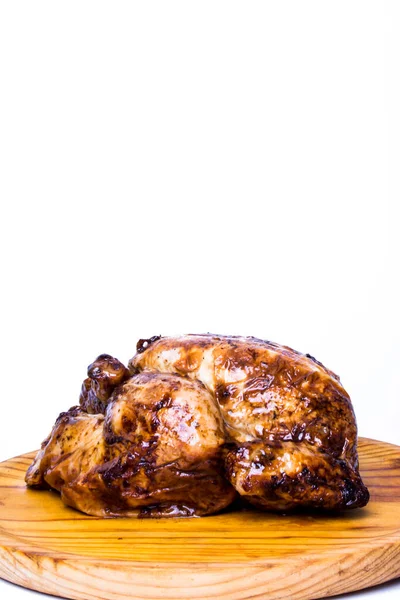 Beyaz Arka Planda Ahşap Tepside Kızarmış Tavuk — Stok fotoğraf