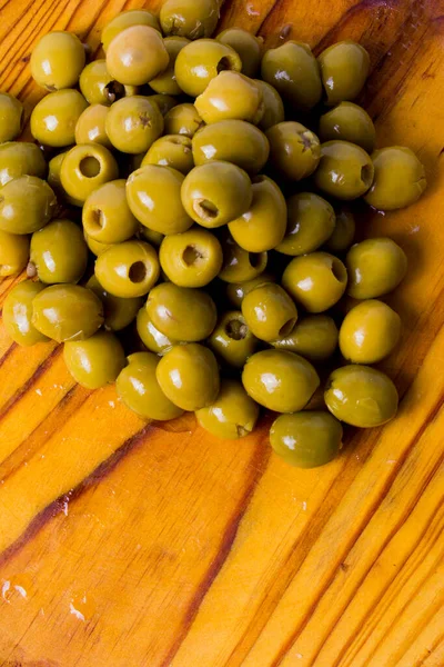 Sacco Olive Farcite Con Acciughe Vassoio Legno Sfondo Bianco — Foto Stock