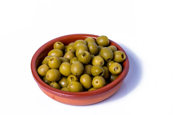 Viele Oliven Gefüllt Mit Sardellen Einer Keramikschüssel Und Weißem Hintergrund — Stockfoto