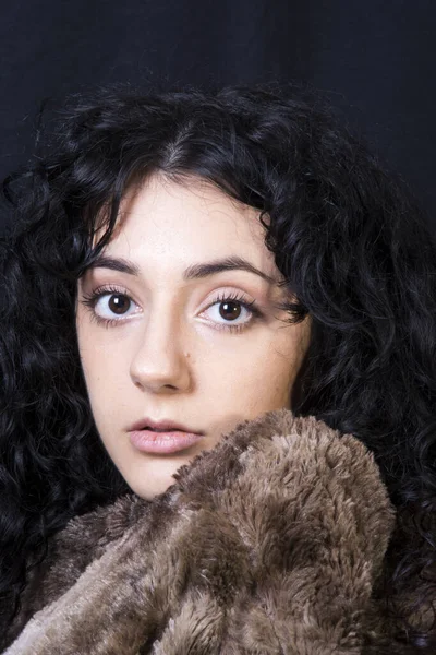 Retrato Una Hermosa Mujer Con Una Manta Piel Sobre Fondo — Foto de Stock