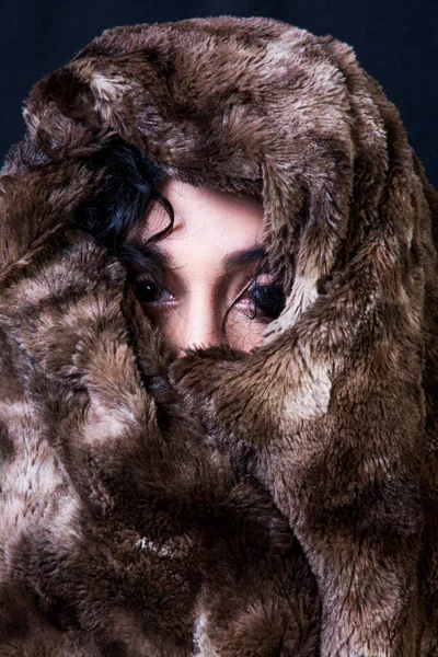 Portrait Beautiful Woman Fur Blanket Black Background — Stock Photo, Image