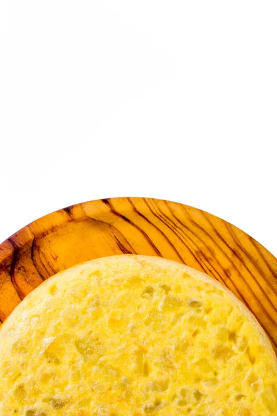 Tortilla Española Sobre Bandeja Madera Sobre Fondo Blanco — Foto de Stock