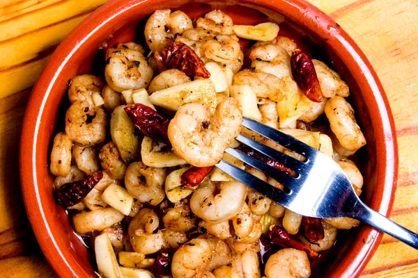 Gambas Sabrosas Con Ajo Cayena Tazón Cerámica Una Bandeja Madera — Foto de Stock